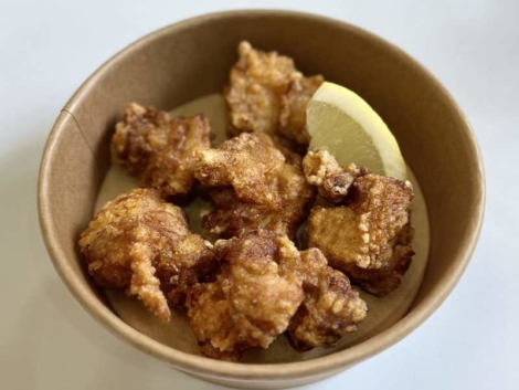 KARAAGE: 6 pièces de beignets de poulet karaage, marinés et frits jusqu'à croustillant.