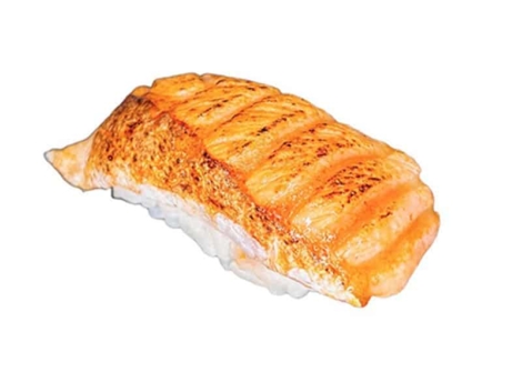 NIGIRI ABURI SAUMON: Nigiri sushi avec saumon grillé, fondant et savoureux.