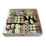 PARTY BOX MAKI MIXTE: Grande boîte de maki sushi mixtes, idéale pour les réunions et fêtes.