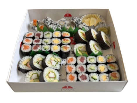 PARTY BOX MAKI MIXTE: Grande boîte de maki sushi mixtes, idéale pour les réunions et fêtes.