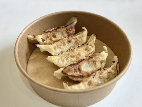 GYOZA: 5 pièces de raviolis japonais gyoza, farcis au poulet et légumes, légèrement grillés.