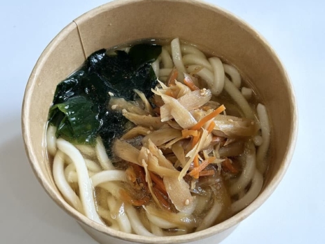 KINPIRA UDON: Soupe de nouilles udon avec racine de bardane et carottes, sautées et épicées.