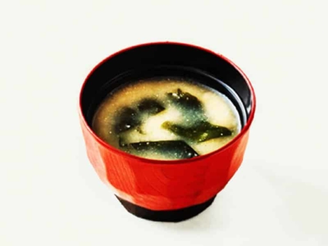 MISO SOUPE: Soupe miso traditionnelle avec algues, tofu frit, et échalotes, nourrissante et réchauffante.