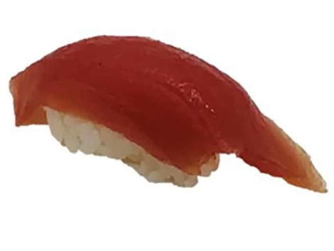 NIGIRI MAGURO: Nigiri sushi avec thon rouge maguro, riche en goût et d'une belle couleur rouge.