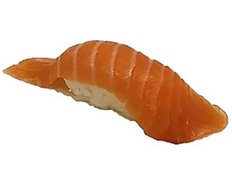 NIGIRI SAUMON: Nigiri sushi avec tranche de saumon cru, tendre et savoureux.