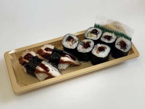 UNAGI SPECIAL: Assortiment spécial d'anguille sur nigiri et hosomaki, savoureusement grillée et sauce sucrée.