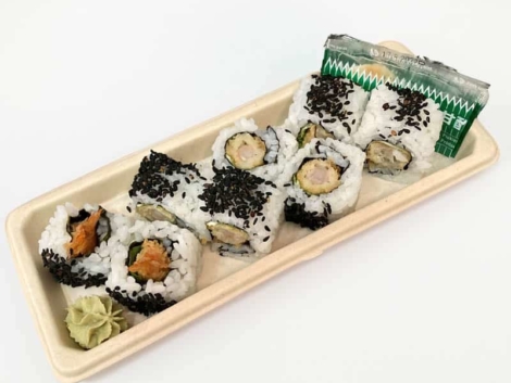 URAMAKI EBI FURAI ROLL: Uramaki roll avec crevette panée, salade, mayonnaise et sésame noir.