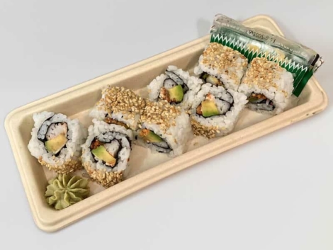 URAMAKI PETIT CALIFORNIA ROLL: Petit California roll, avec avocat, pâte de surimi, mayonnaise, et sésame blanc.