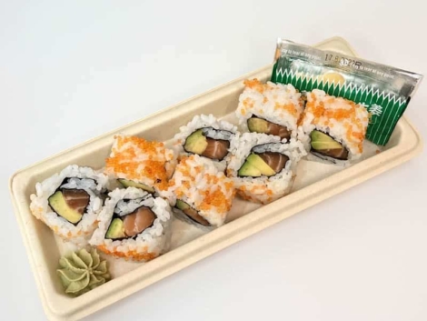 URAMAKI SAUMON-AVOCAT ROLL: Uramaki roll de saumon cru et avocat, garni de tobiko, frais et onctueux.