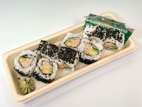 URAMAKI TUNA ROLL: Uramaki roll au thon cuit, mayonnaise, avocat, et sésame noir, savoureux et riche.