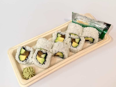 URAMAKI VEGETARIAN ROLL: Uramaki roll végétarien, avec avocat, concombre, et inari, frais et coloré.